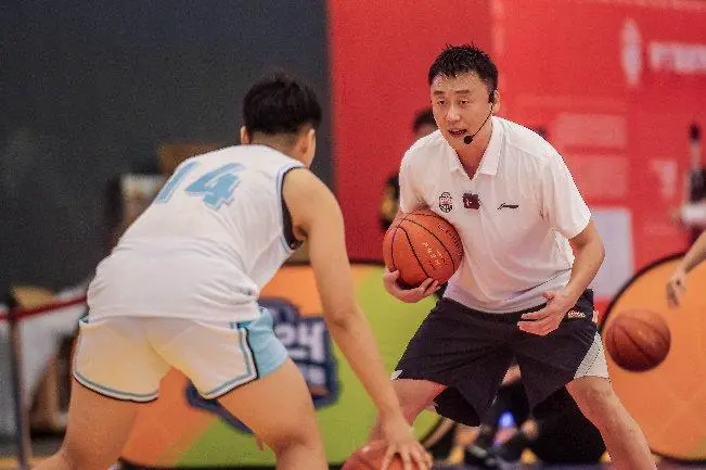 老年人打篮球时应如何进行适当的力量训练?_0